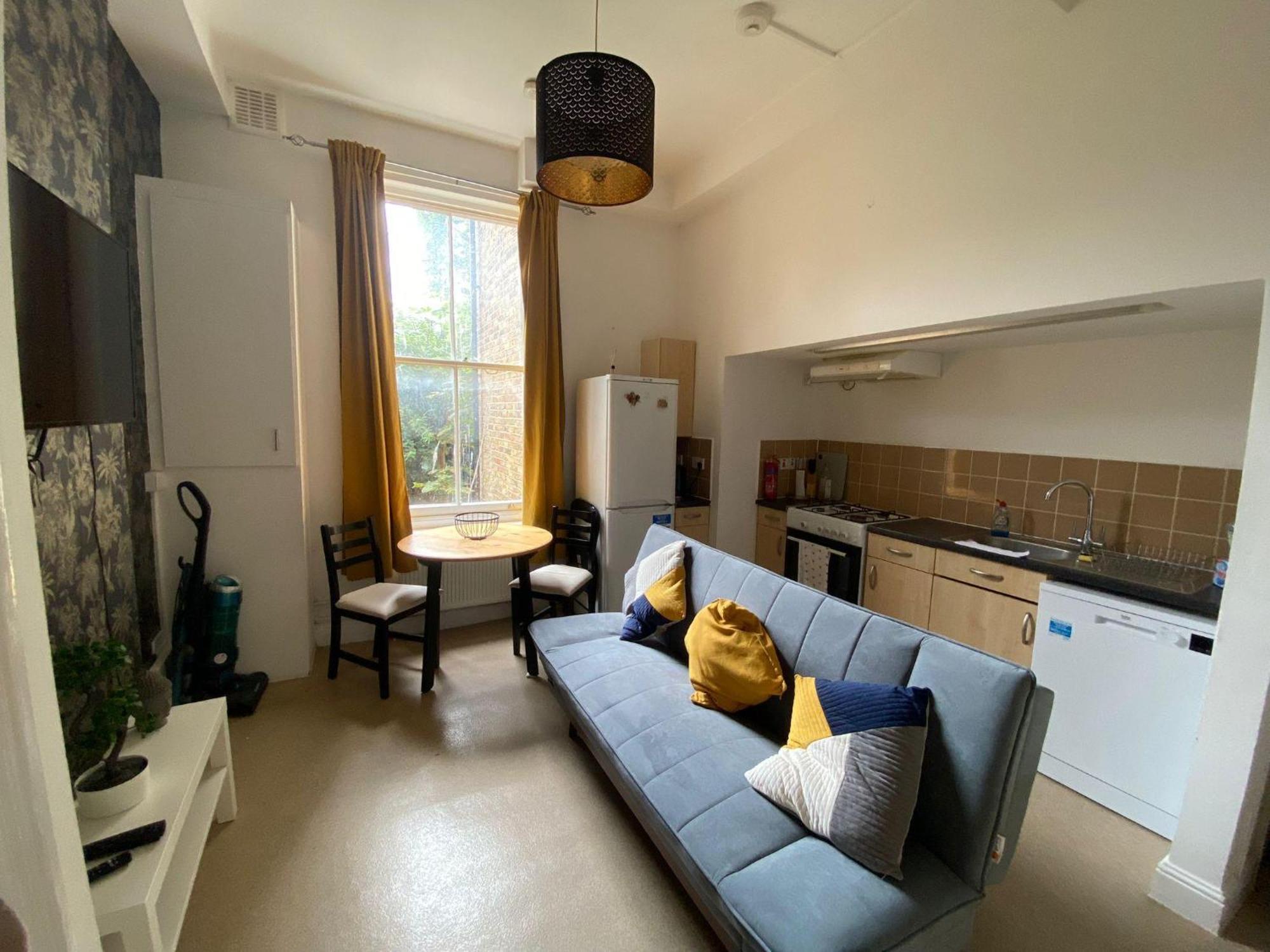 Bustling Western Apartment London Exterior photo